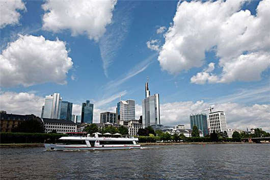 德國法蘭克福騎自行車的人大聲響起安全路徑